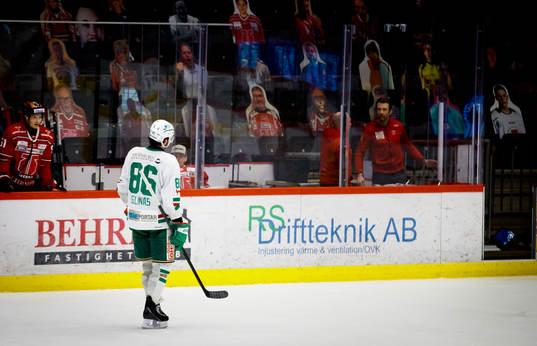 Rögles Eric Gelinas lämnar isen