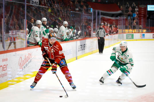 Örebros Robin Kovacs och Rögles Anton Bengtsson