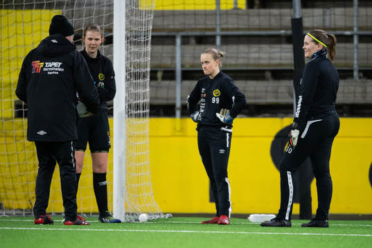Målvaktstränare Anders Eliasson med målvakterna Lia