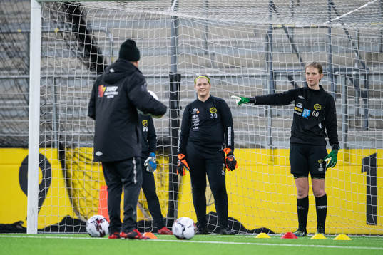 Målvakt Sanna Öjersson och målvakt Lia Viking