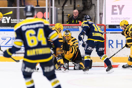Skellefteås målvakt Arvid Söderblom med en räddning