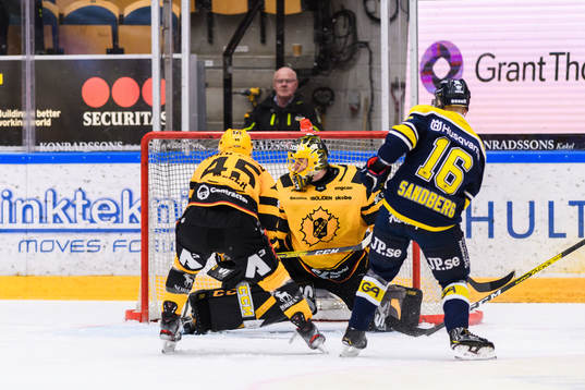 Skellefteås målvakt Arvid Söderblom med en räddning