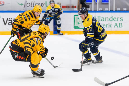 Skellefteås Rickard Hugg och Roland McKeown försvarar mot