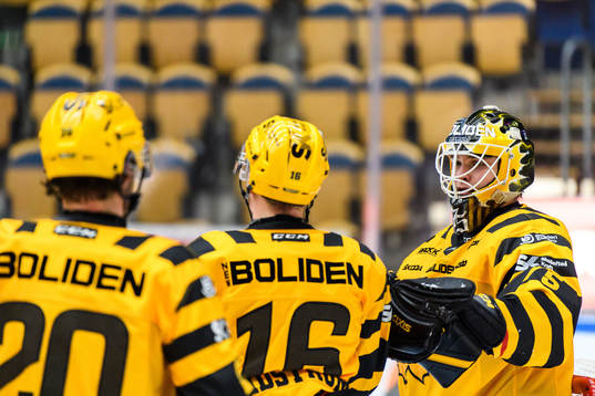 Skellefteås målvakt Arvid Söderblom jublar med