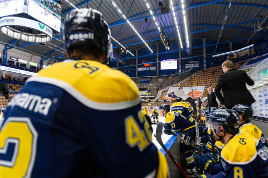 s Emil Johansson i båset