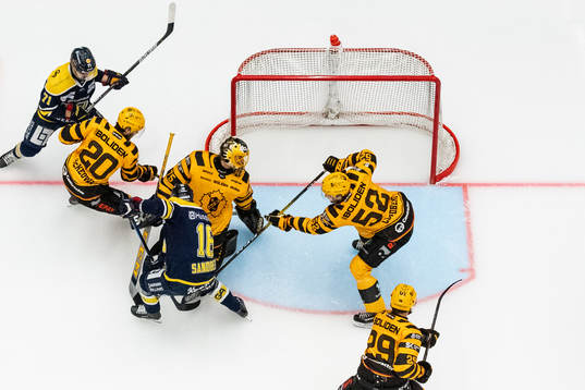 Skellefteås Roland McKeown, målvakt Arvid Söderblom,
