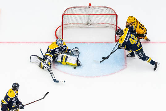 s målvakt Hugo Alnefelt med en räddning
