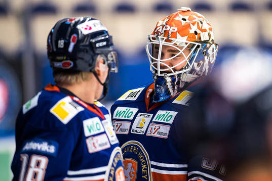 Växjös Marcus Sylvegård  och målvakt Erik Källgren