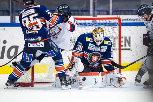 stökigt framför Växjös målvakt Viktor Fasth