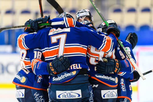 Växjös Joel Persson jublar med lagkamrater