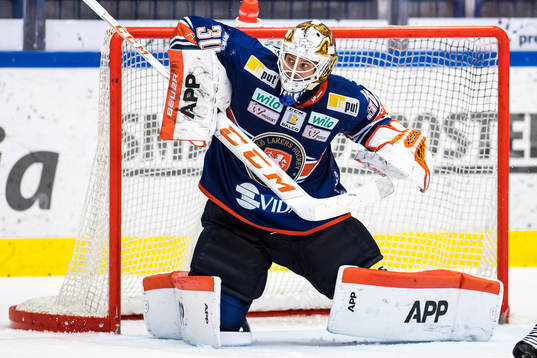 Växjös målvakt Viktor Fasth räddar