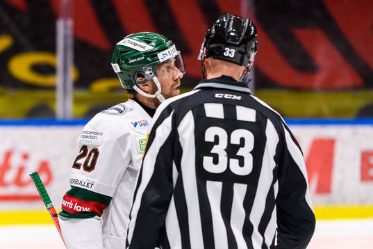 Frölundas Joel Lundqvist i samtal med linjedomare Johannes