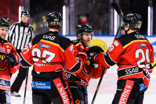 Luleås Nils Lundkvist jublar med lagkamrater