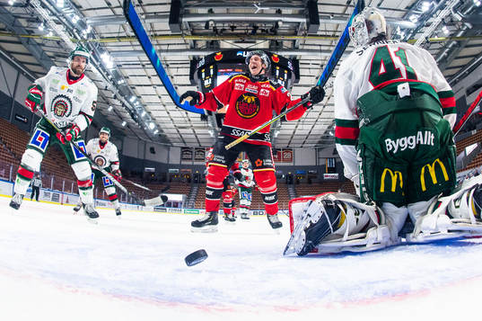 Luleås Juhani Tyrväinen jublar och Frölundas målvakt