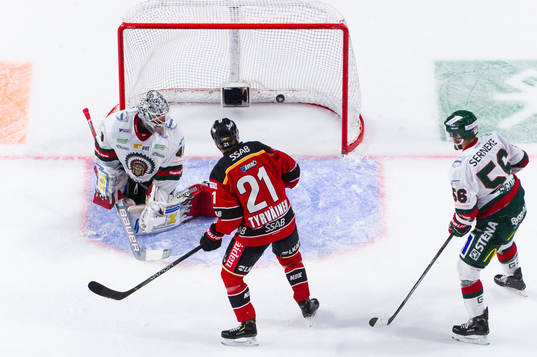 Luleås Nils Lundkvist (ej i bild) sätter 1-0 bakom