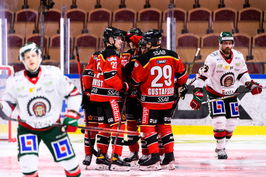Luleås Einar Emanuelsson jublar med lagkamrater