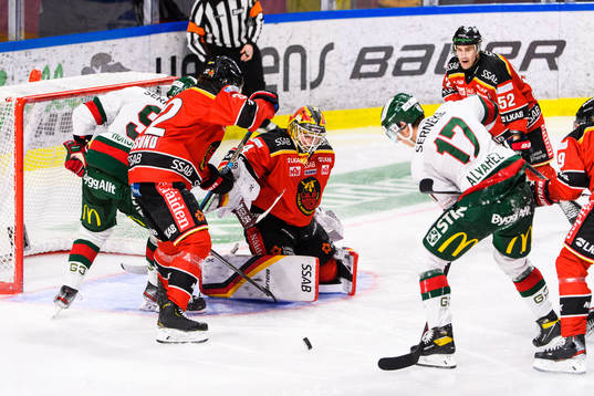 Frölundas Robin Alvarez gör 2-1 bakom Luleås målvakt