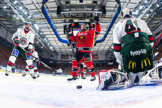 Luleås Juhani Tyrväinen jublar