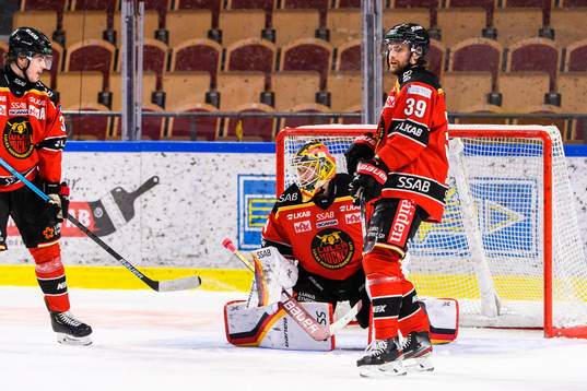 Luleås målvakt Joel Lassinantti och Pontus Själin deppar
