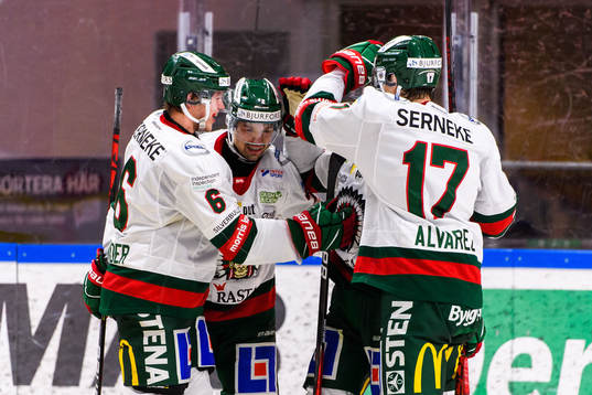 Frölundas Max Friberg jublar med lagkamrater