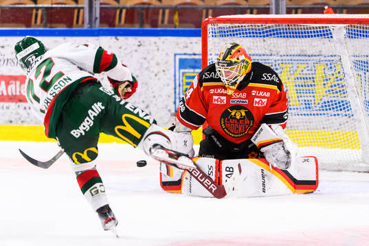 Frölundas Patrik Carlsson missar en straff på Luleås