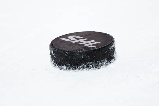 En puck på isen