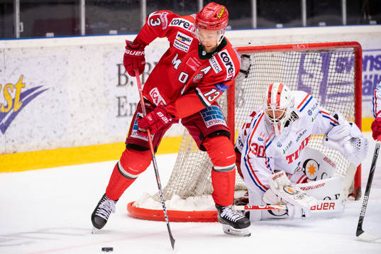 Modos Johan Harju och Timrås målvakt Jacob Johansson