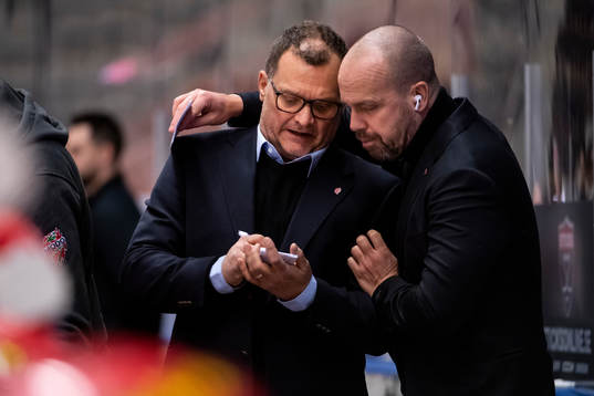 Modos tränare Magnus Sundquist och assisterande tränare