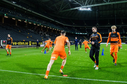 AFC Eskilstunas spelrare värmer upp