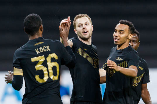 s Sebastian Larsson jublar med Henok Goitom och Bilal Husein