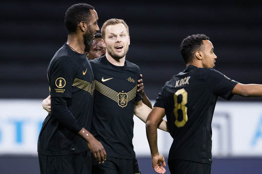 s Henok Goitom, Sebastian Larsson och Bilal Husein jublar