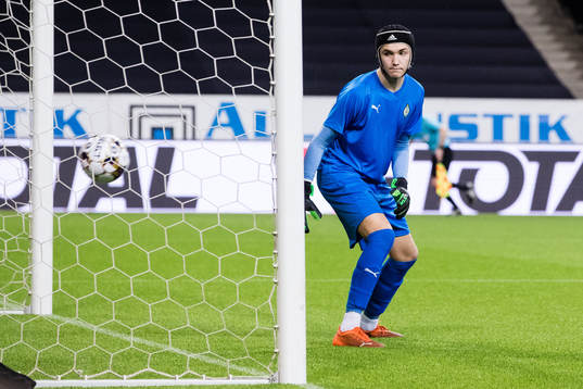 AFC Eskilstunas målvakt Noel Törnqvist ser frisparken