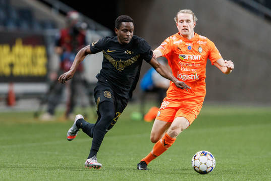 s Erick Otieno och AFC Eskilstunas Viktor Götesson