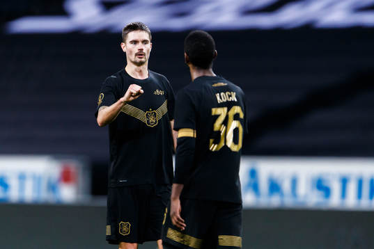 s Mikael Lustig och Henok Goitom jublar