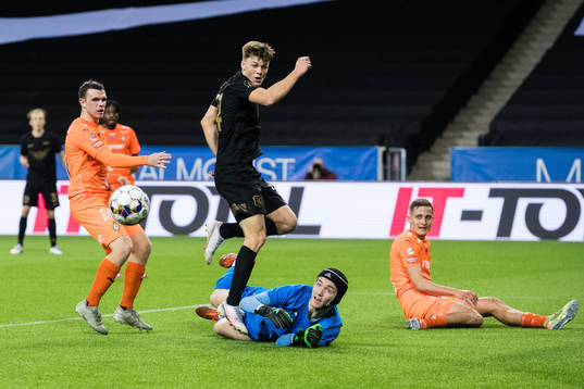 s Erik Ring och AFC Eskilstunas målvakt Noel Törnqvist