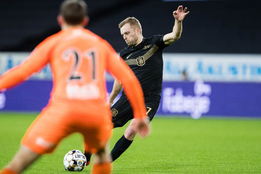 s Sebastian Larsson med en frispark