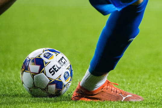 En fotboll på konstgräs