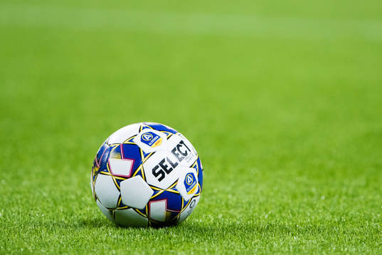 En fotboll på konstgräs