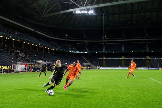 s Saku Ylätupa och AFC Eskilstunas Lawson Sabah