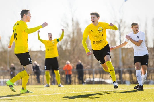 Mjällbys Taylor Silverholt jublar