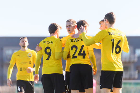 Mjällbys Taylor Silverholt jublar