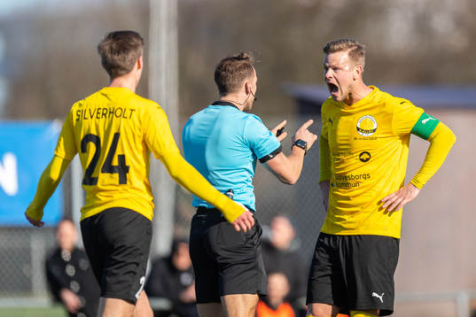 Mjällbys David Löfquist reagerar mot domare Kristoffer