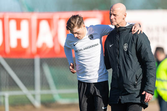 Landskronas Kevin Jensen är skadad och får hjälp av