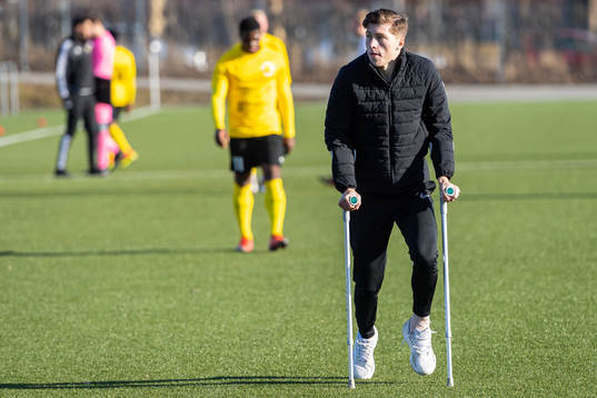 Landskronas Kevin Jensen är skadad och går med kryckor