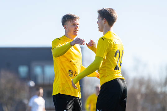 Mjällbys Eric Björkander och Taylor Silverholt jublar