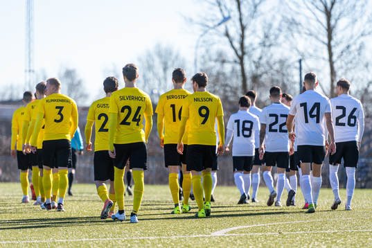 Mjällbys och Landskronas spelare gör entré till