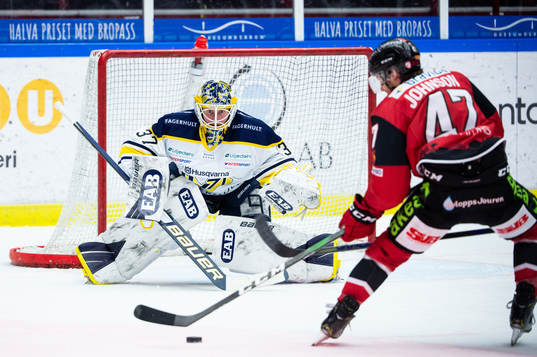 s målvakt Jonas Gunnarsson och Malmö Redhawks Adam Johnson