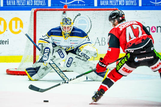 Malmö Redhawks Adam Johnson på väg att göra 2-1 på