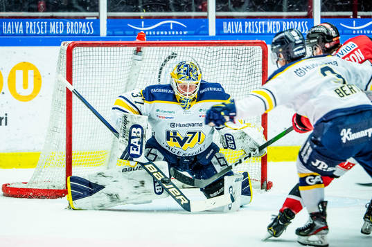 Malmö Redhawks Adam Johnson på väg att göra 2-1 på
