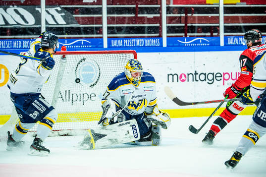 Malmö Redhawks Adam Johnson på väg att göra 2-1 på